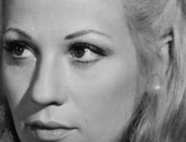 Η αισθησιακή Ζωή Λάσκαρη προκαλεί τις Κάννες με διχτυωτό φόρεμα (εικόνες)